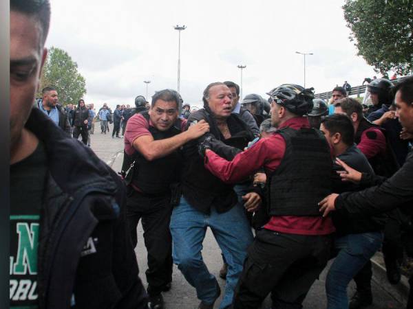 El ministro de Seguridad de la provincia de Buenos Aires, Sergio Berni, fue agredido a golpes, patadas y pedradas por un grupo de conductores de autobuses enfurecidos por la muerte de uno de sus compañeros en un asalto durante la madrugada de este lunes.