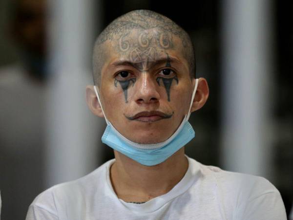 El 666 en la frente y la estrella invertida de cinco picos es la carta de presentación de este joven pandillero del Barrio 18 que purga una pena perpetua en el Cecot, la megacárcel de El Salvador.