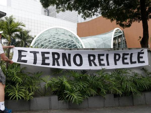 El centro médico Albert Einstein, en una colina en el barrio acomodado de Morumbí, era foco de atención de periodistas después de que se informara hace unos días del deterioro de salud de la leyenda del fútbol. Fuera del hospital, colgaron un cartel que rezaba “Eterno Rei Pelé”.