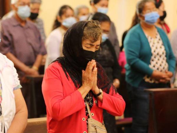 Motivados por la fe y con el corazón lleno de gozo al recordar que Cristo resucita en su corazón cada día, cientos de católicos se presentaron este día a la iglesia para conmemorar el Domingo de Resurrección. La lente de EL HERALDO captó estas imágenes en la Catedral San Miguel Arcángel.