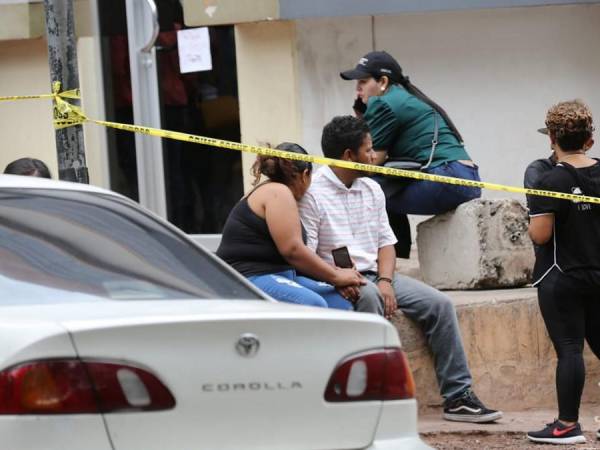 Consternada se encuentra la familia del joven cuyo cuerpo fue encontrado desmembrado la mañana del miércoles en un sector de Altos del Bosque, por un lado su pariente fue asesinado cruelmente y por el otro más de 24 horas después aún no tienen respuesta de cuando les será entregado el cadáver para poder darle cristiana sepultura.