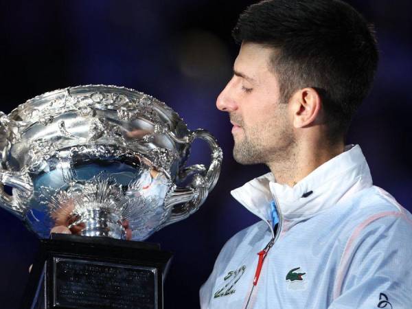 Rey indiscutible del Melbourne Park, Novak Djokovic superó este domingo al griego Stefanos Tsitsipas para ganar su décimo Abierto de Australia, igualar los 22 Grand Slams de Rafael Nadal y recuperar el número uno de la ATP.