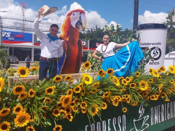 En un ambiente colorido y festivo, los capitalinos celebran este sábado el 446 aniversario de la ciudad capital.