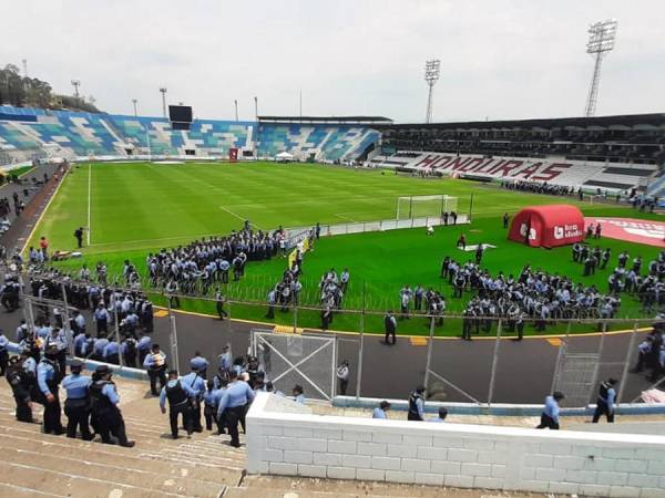 La Policía Nacional, que inicialmente había designado 800 elementos amplió el número de efectivos a 1,200 para garantizar la seguridad, tras tomar el control del coloso “Chelato” Uclés desde ayer sábado