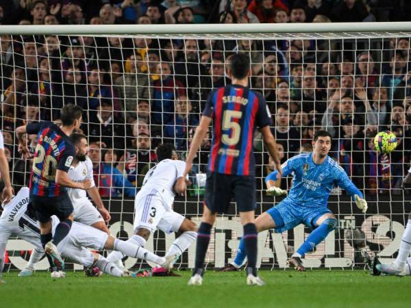 Real Madrid y Barcelona disputan un épico encuentro en el Camp Nou que podría definir la Liga Española. Los blancos se pusieron por delante en el marcador gracias a un autogol de Ronald Araujo y el conjunto Blaugrana empató con un gol de Sergi Roberto.