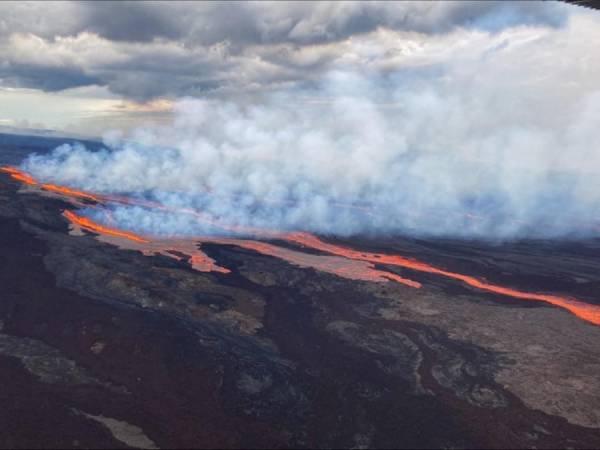 Ríos de roca fundida fueron avistados en la cumbre del Mauna Loa, uno de los cinco volcanes del Parque Nacional de los Volcanes de Hawái, así como una columna de vapor y humo en la cima de la Isla Grande, la erupción anunciaba que el gigante había despertado este 28 de noviembre.