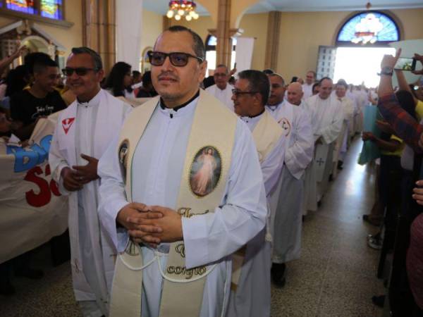 Con alegría y mucha fe se presentaron este Jueves Santo autoridades y miembros de la feligresía católica a la Basílica de Suyapa para participar de la Misa Crismal, que fue dirigida por primera vez por monseñor José Vicente Nácher Tatay como arzobispo en Tegucigalpa. A continuación los detalles.