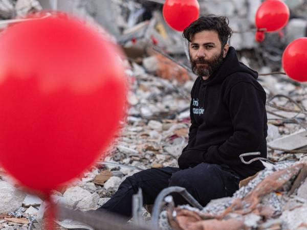 Al borde de una carretera que atraviesa Antakya, decenas de globos rojos están amarrados sobre las ruinas, último regalo para los niños muertos en el terremoto del 6 de febrero que devastó el sur de Turquía.