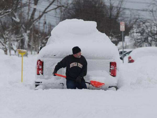 La feroz tormenta invernal que azota Estados Unidos desde hace varios días causó la muerte de al menos 47 personas, incluidas 25 en un solo condado del estado de Nueva York, y está lejos de terminar, advirtieron autoridades el lunes, tildándola de “tormenta del siglo”.