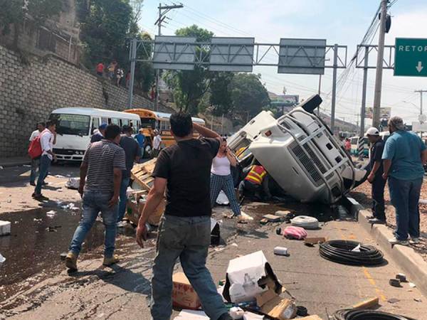 El aparatoso accidente de una rastra, que tras embestir varios vehículos, subió una calzada y se impactó contra una vivienda matando en el acto a dos mujeres, no es la primera tragedia que deja un rastro de sangre, luto y dolor en El Carrizal, en la siguiente galería repasamos los peores accidentes que involucran a rastras en ese sector de la capital de Honduras.