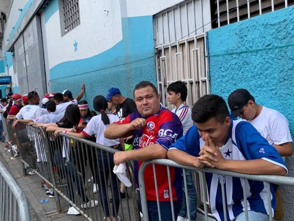 Venta de artículos alusivos a los equipos finalistas, largas filas para ser los primeros en entrar y algarabía capta EL HERALDO en nítida cobertura a solo horas de la gran final Olimpia vs Olancho.