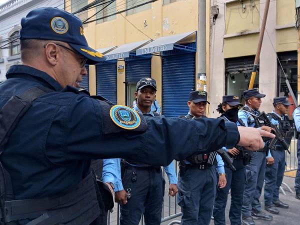 Agentes de la Policía Nacional cerraron todos los accesos hacia el Congreso Nacional, lugar donde se llevará acabo la votación para elegir a los nuevos Magistrados de la Corte Suprema de Justicia.