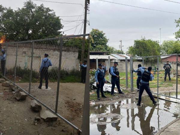 Elementos de la Policía Nacional quitaron varios portones que habían sido instalados por integrantes de grupos criminales que operan en la zona de la Rivera Hernández para restringir los accesos. En el lugar también se identificaron algunas cámaras de seguridad. Aquí las imágenes del operativo.