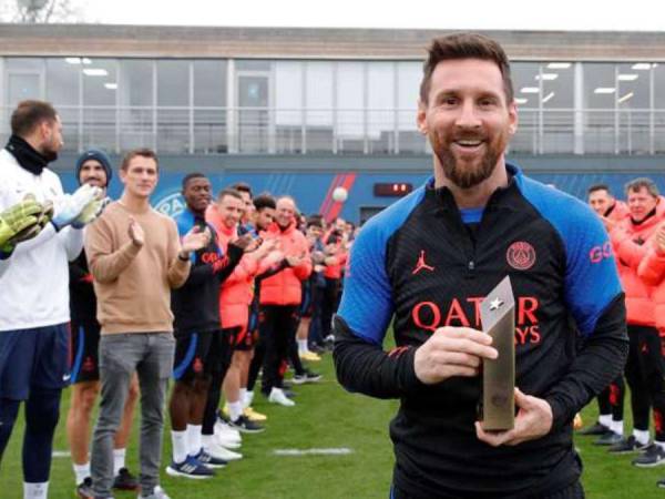 Tras haber ganado la Copa del Mundo con Argentina y haber pasado unas largas vacaciones en su país natal, Lionel Messi regresó este miércoles a los entrenamientos con el Paris Saint-Germain, en donde tuvo un espectacular recibimiento luego de haber alcanzado el título que tanto anhelaba.