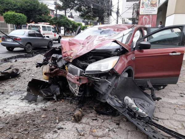 Al llegar a la escena las autoridades describieron el hecho como un milagro, pues a pesar del fuerte accidente, los ocupantes del vehículo estaban con vida. A continuación los detalles de la tragedia ocurrida este domingo en Tegucigalpa.