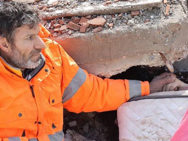 Un padre permaneció inmóvil sentado sobre una cima de escombros mientras sostenía la mano inerte de su hija Irmat, de 15 años, quien quedó atrapada tras el violento sismo que sacudió Turquía y Siria. Esta es su historia.