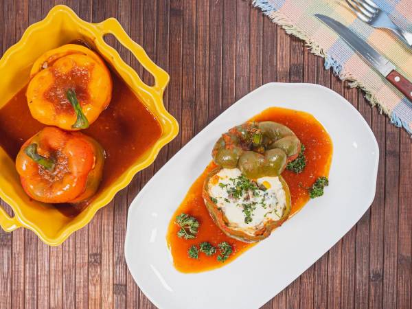 Sirve los chiles rellenos en un plato plano sobre una cama de salsa y decora con hojitas de perejil. Puedes acompañarlos con arroz blanco.