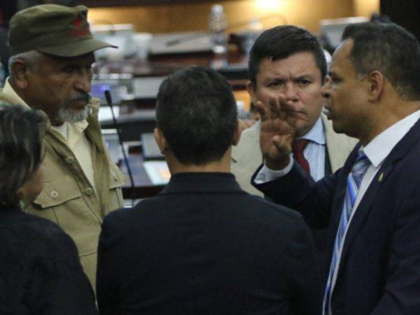 Ninguna de las fuerza políticas representadas en el Congreso Nacional quiere ceder, pero alguien deberá hacerlo para poder elegir una nueva Corte Suprema de Justicia (CSJ). La cámara de EL HERALDO captó el momento en que los parlamentarios debatían, sonreían y hasta se tomaban fotografías previo a la sesión, que retrasó durante varias horas.