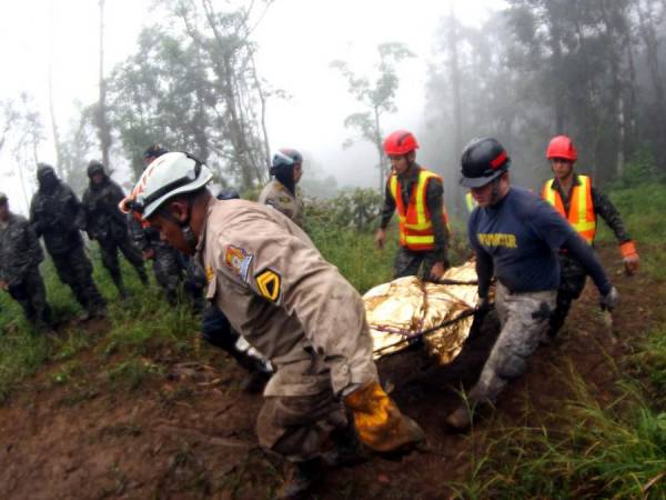 La muerte de Hilda Hernández, hermana del expresidente de Honduras, consternó al país y a la comunidad internacional. Los datos acerca del fatal accidente han sido recopilados en orden cronológico desde el día de la tragedia. A continuación rememoramos las imágenes que dejó el rescate de los cuerpos.