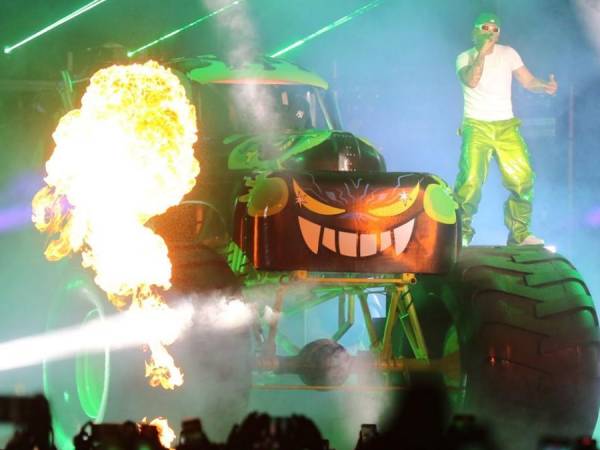 El estadio Chochi Sosa de Tegucigalpa fue sede de la música urbana el viernes al ritmo del colombiano FerXXo que puso a bailar a la gente hasta altas horas de la noche. A continuación un repaso por los mejores momentos del concierto.