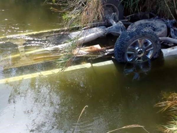 Vecinos del municipio de Pesquería, Nuevo León, México, reportaron a la Policía el hallazgo de un carro volcado dentro de un arroyo, pero jamás imaginaron lo que había debajo. 14 personas fueron encontradas sin vida, entre hombres y mujeres que viajaban con la intensión de llegar a Estados Unidos de manera ilegal. Aquí los detalles.