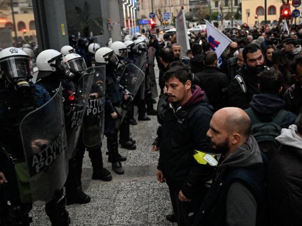 Una huelga paralizó el jueves el tráfico ferroviario de Grecia y las protestas se multiplicaron contra un sector que acumula los “fracasos”, según admitió el gobierno tras el choque frontal de dos trenes que dejó al menos 57 muertos.