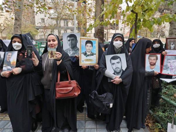 Según la Iran Human Rights, con sede en Oslo, al menos 469 personas han muerto en la represión de las protestas, y al menos 14,000 han sido detenidas, según la ONU. Recientemente el nombre de cuatro personas ha resonado en las redes sociales, donde grandes celebridades y hasta mandatarios han pedido al régimen iraní que quiten las condenas contra las personas detenidas por apoyar las protestas en favor de los derechos de la mujer.