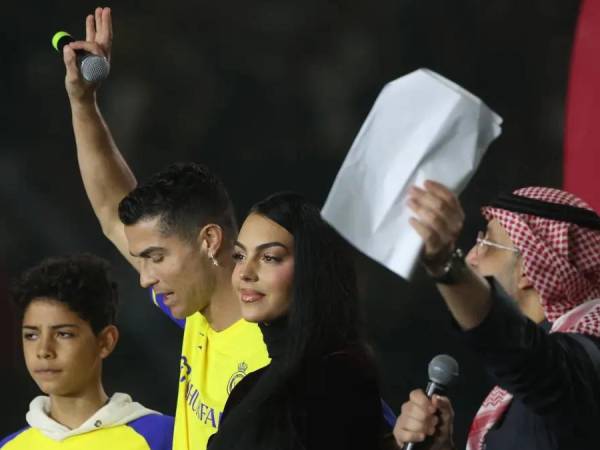 Siguiendo con la polémica del malestar de Cristiano Ronaldo con las actitudes de Georgina Rodríguez en su reality “Soy Georgina”, en las redes sociales han circulado imágenes de un polémico documento que asegura que la modelo es “esclava” del futbolista en Arabia Saudita.