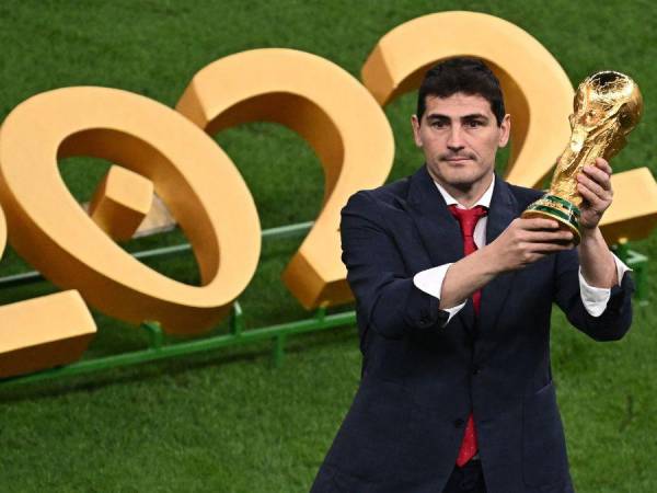 Iker Casillas, campeón del mundo en Sudáfrica 2010, fue el encargado de llevar la copa al centro del campo.