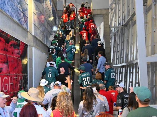 Los Philadelphia Eagles y los Kansas City Chiefs se enfrentan en el Super Bowl este domingo con todas las miradas puestas en sus jóvenes ‘quarterbacks’, Jalen Hurts y Patrick Mahomes, la gran estrella actual de la liga de football americano (NFL). Estas son las imágenes del ambiente que se vive previo al duelo.