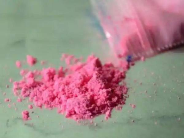 Se le llama “tusibi” o cocaína rosa y según las autoridades es una droga de moda, por lo que ha tenido un auge entre los jóvenes hondureños en los últimos meses. A causa de esto, se han realizado operativos intentando frenar su consumo y distribución. Aquí te contamos lo que debes saber de ella.