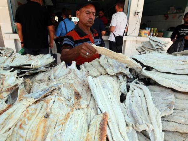 El delicioso pescado seco que no puede faltar como parte de la tradicional sopa que se degusta durante la Semana Mayor este año presenta un incremento de al menos 20 lempiras en cada libra. El alimento se convierte en un producto de alta demanda durante la temporada y los mercados capitalinos ya lo ofrecen en todas las variedad y tamaños que se adaptan al bolsillo de cada familia.