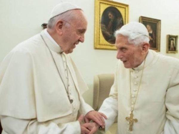 Benedicto XVI, que murió este sábado a los 95 años, prometió tras su renuncia en 2013 no hacerle ninguna sombra a su sucesor, el papa Francisco, pero en realidad nunca se hizo olvidar, alimentando la saga de “dos papas”, amigos y a la vez rivales.