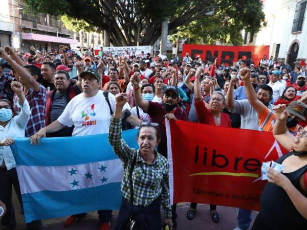 Decenas de militantes del partido Libertad y Refundación llegaron la tarde de este miércoles hasta el Congreso Nacional de Honduras para manifestarse en relación a la elección de los magistrados de la nueva Corte Suprema de Justicia.