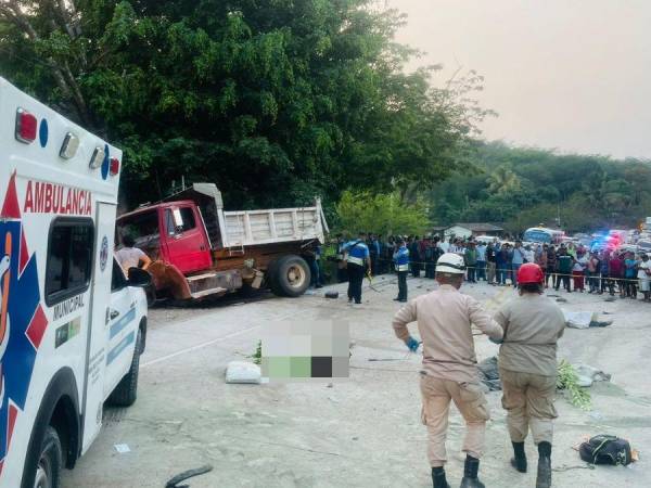 La escena parecía sacada de una película de terror, pues varias personas yacían muertas y otras heridas en el pavimento, incluso, una de las víctimas quedó decapitada producto del fuerte accidente vial reportado la tarde de este miércoles en la carretera CA-4, en el departamento de Copán. A continuación los detalles.