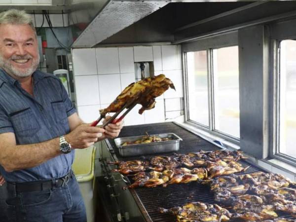 La cadena de restaurantes de Power Chicken cuenta con bacterias en sus equipos y alimentos lo cual provocó la intoxicación de varias personas, denunció ayer la Agencia de Regulación Sanitaria (ARSA) por lo que procedió a cerrar restaurantes, medida calificada como una persecución por el propietario de la cadena de resturantes, el alcalde Roberto Contreras.