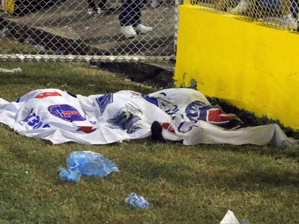 Doce personas murieron en una estampida de aficionados que acudieron el sábado al estadio Cuscatlán de San Salvador para ver un encuentro del torneo local de fútbol entre los conjuntos Alianza y FAS, informó la Policía Nacional Civil (PNC).