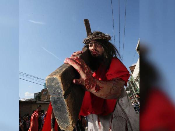 El dolor de Jesús al ser azotado y crucificado injustamente, la impotencia de su madre y la maldad de sus detractores fueron representados este viernes en el Santo Vía Crucis realizado en Tegucigalpa, la capital de Honduras, por la iglesia Católica. A continuación las mejores imágenes de la jornada.