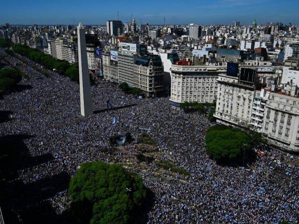 36 años tuvieron que pasar desde la última vez que Argentina ganó el Mundial en 1986. Este martes 20 de diciembre, casi 48 horas después de la histórica conquista en Qatar, el pueblo argentino, en medio de una fiesta eterna, ha abarrotado las calles de Buenos Aires para festejar con los jugadores la llegada de la tercera estrella de campeón mundial.