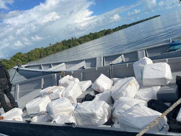 Decenas de fardos de presunta droga transportaban varios hombres a bordo de una embarcación que fue interceptada por la Fuerza Naval de Honduras este domingo en aguas del departamento de Gracias a Dios, una alejada zona de Honduras que las estructuras de narcotráfico han convertido en ruta de la droga por aire, tierra y mar.