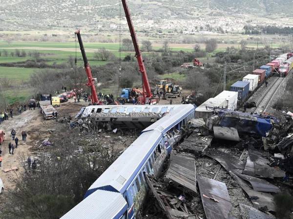 Al menos 36 personas murieron y decenas resultaron heridas en Grecia por la colisión entre un tren de pasajeros que viajaba entre Atenas y Tesalónica y un convoy de mercancías, según un nuevo balance difundido el miércoles por el servicio de bomberos. A continuación lo que se sabe del trágico accidente.