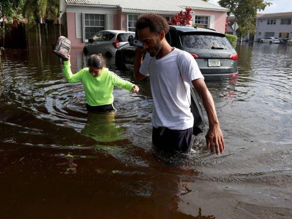 Enormes inundaciones se reportan en diferentes zonas de Florida, Estados Unidos, principalmente en Fort Lauderdale, donde las autoridades han tomado medidas extremas ante las llamadas “lluvias históricas”, que ya dejan varios estragos. Aquí las imágenes.