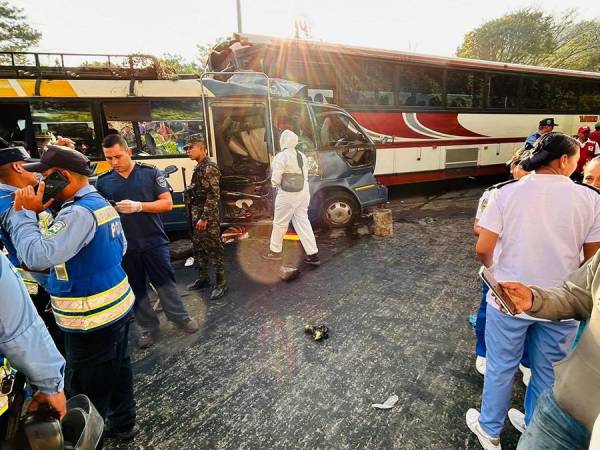 Una escena desgarradora es la que se vive la mañana de este miércoles en la zona occidental de Honduras, donde 17 personas murieron durante un fuerte choque entre dos buses en la carretera CA-11 a la altura de La Montañita en San Juan de Opoa, Copán. A continuación detalles de la horrible tragedia vial que enluta al país.