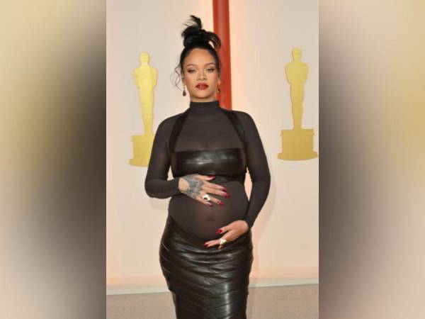 Rihanna llegó a la alfombra de los Premios Oscar 2023 luciendo su embarazo como nunca. A continuación las mejores imágenes de su llegada a la noche más esperada de Hollywood.