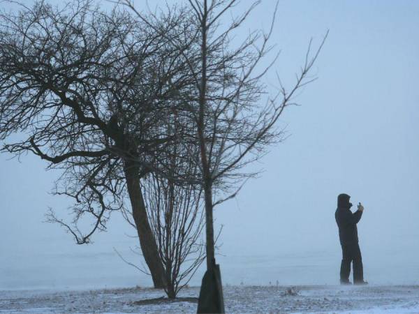 Las fuertes nevadas y las temperaturas polares que golpean a Estados Unidos cerca de Navidad se deben a un fenómeno meteorológico llamado “bomba de baja presión”, provocado por una depresión que se intensifica muy rápidamente, pero cuya intensidad histórica se debe a un gélido aire ártico. A continuación más detalles.