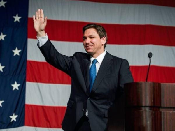 Ron DeSantis asumió como gobernador de Florida en 2019 y desde entonces ha dado de qué hablar por impulsar polémicas leyes, como la más reciente, que ha provocado que miles de migrantes huyan del Estado. Aquí te contamos quién es él y por qué se dice que será un fuerte candidato a la presidencia de Estados Unidos en 2024.