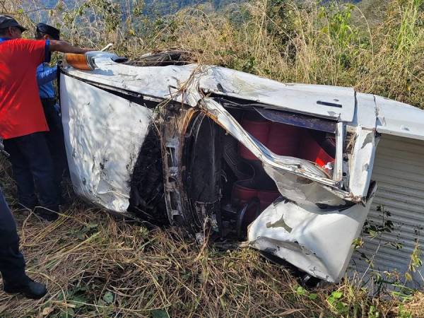 Tres personas murieron durante el volcamiento, mientras que otras 10 fueron trasladadas a un hospital en lamentables condiciones. La escena del accidente evidencia la magnitud de la tragedia luego que el automotor voló cuesta abajo hasta quedar en el fondo de un abismo.