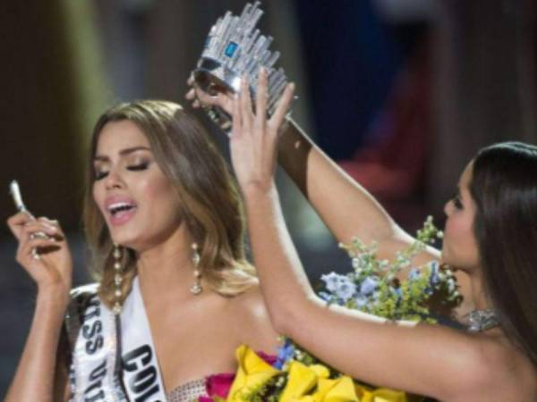 El Miss Universo ha dejado coronaciones inolvidables pero también escándalos que jamás se borrarán de la mente de los fanáticos del concurso. Desde renuncias al certamen para casarse, problemas con los trajes e imperdonables confusiones. Aquí una recopilación.