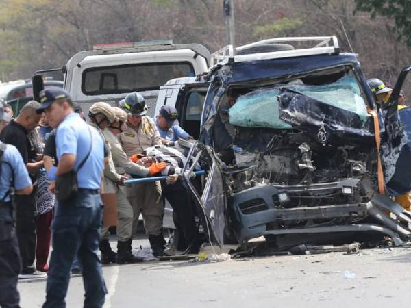 Dos personas murieron y otra resultó con lesiones leves en el lamentable accidente en la carretera que conduce desde Tegucigalpa hacia el departamento de Olancho. De acuerdo a versiones preliminares, uno de los automotores habría intentado rebasar y se fue a estrellar de frente contra el otro vehículo.