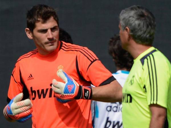 En el marco de su debut en la Kings League, Iker Casillas recibió varios mensajes de los que fueron sus compañeros y entrenadores, quien ya en un tono de broma rememoró los conflictos que ambos vivieron en el Real Madrid cuando el portugués y el exarquero desataron una “guerra” que dividió a la afición y al vestuario blanco.